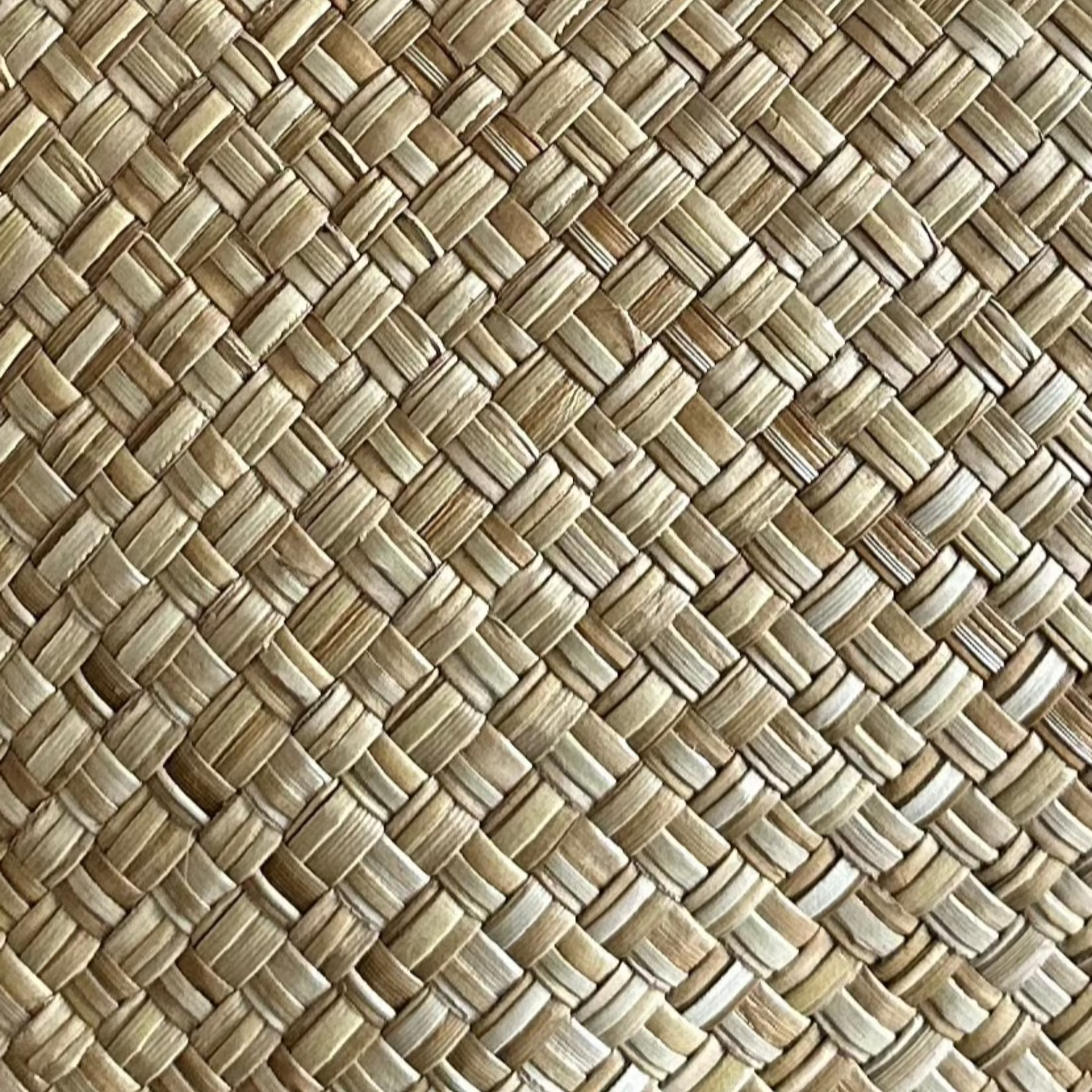 Manoa Natural Luxe Lauhala Tote Bag - closeup of weave