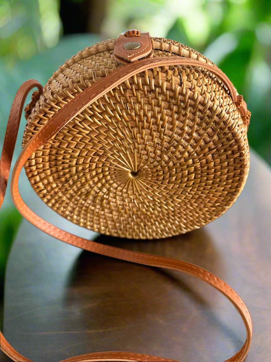 Vela - Boho-Chic Rattan Crossbody