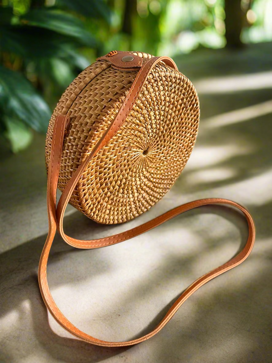 Vela - Boho-Chic Rattan Crossbody