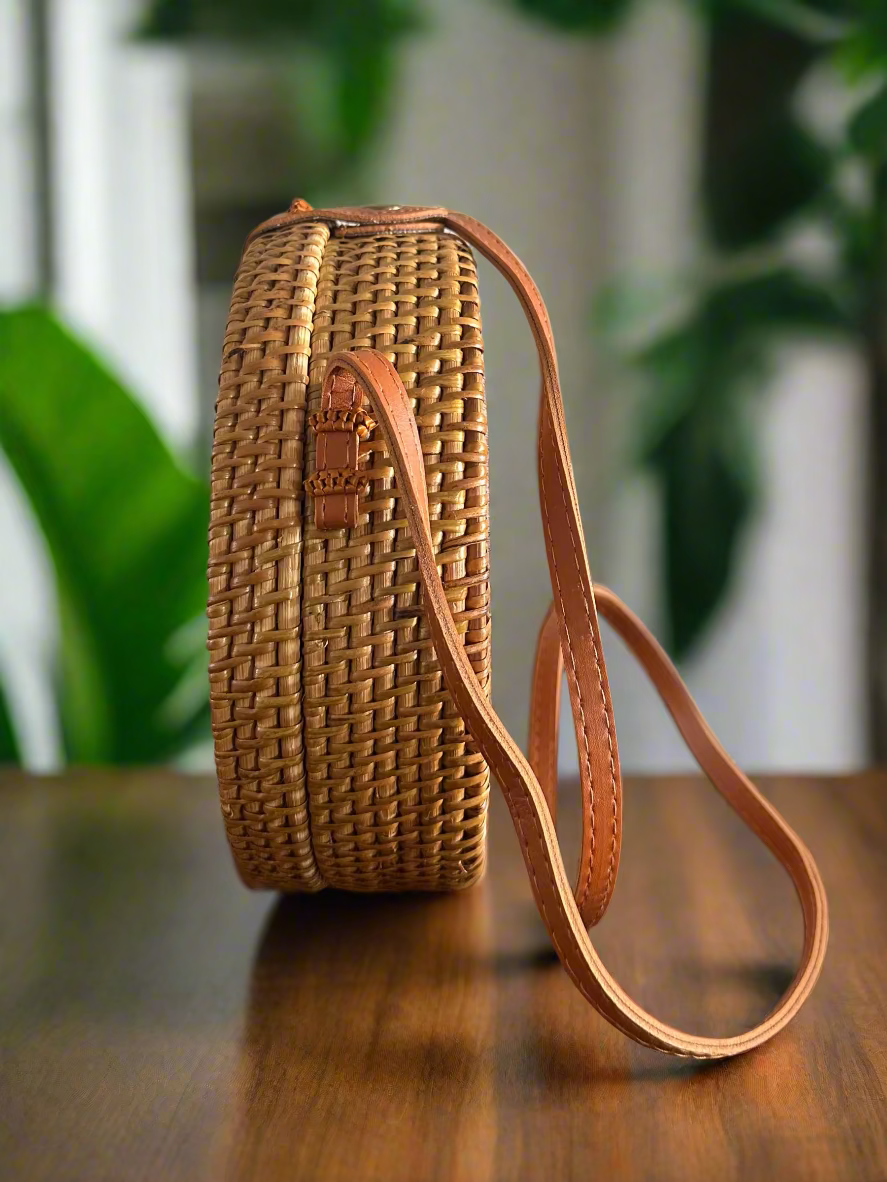 Vela - Boho-Chic Rattan Crossbody