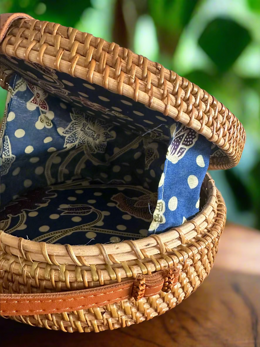 Vela - Boho-Chic Rattan Crossbody
