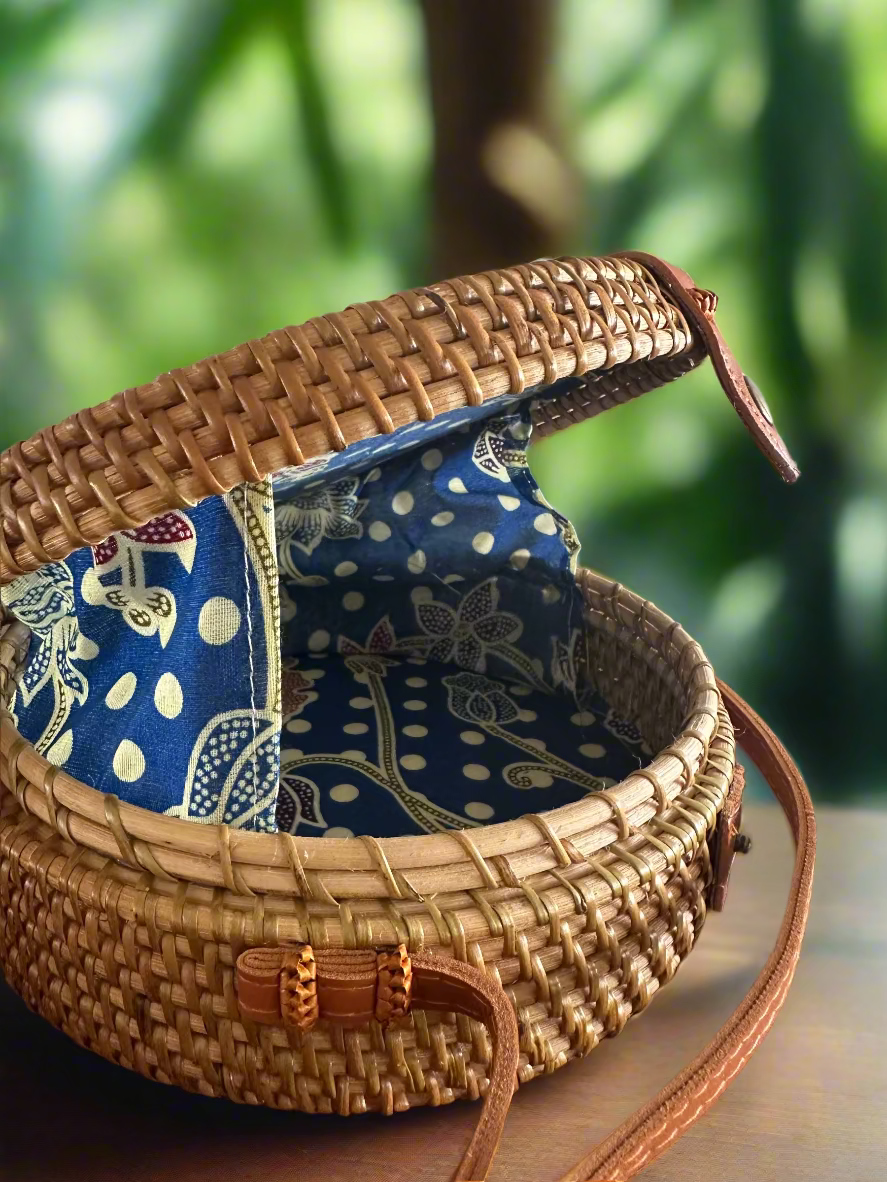 Vela - Boho-Chic Rattan Crossbody