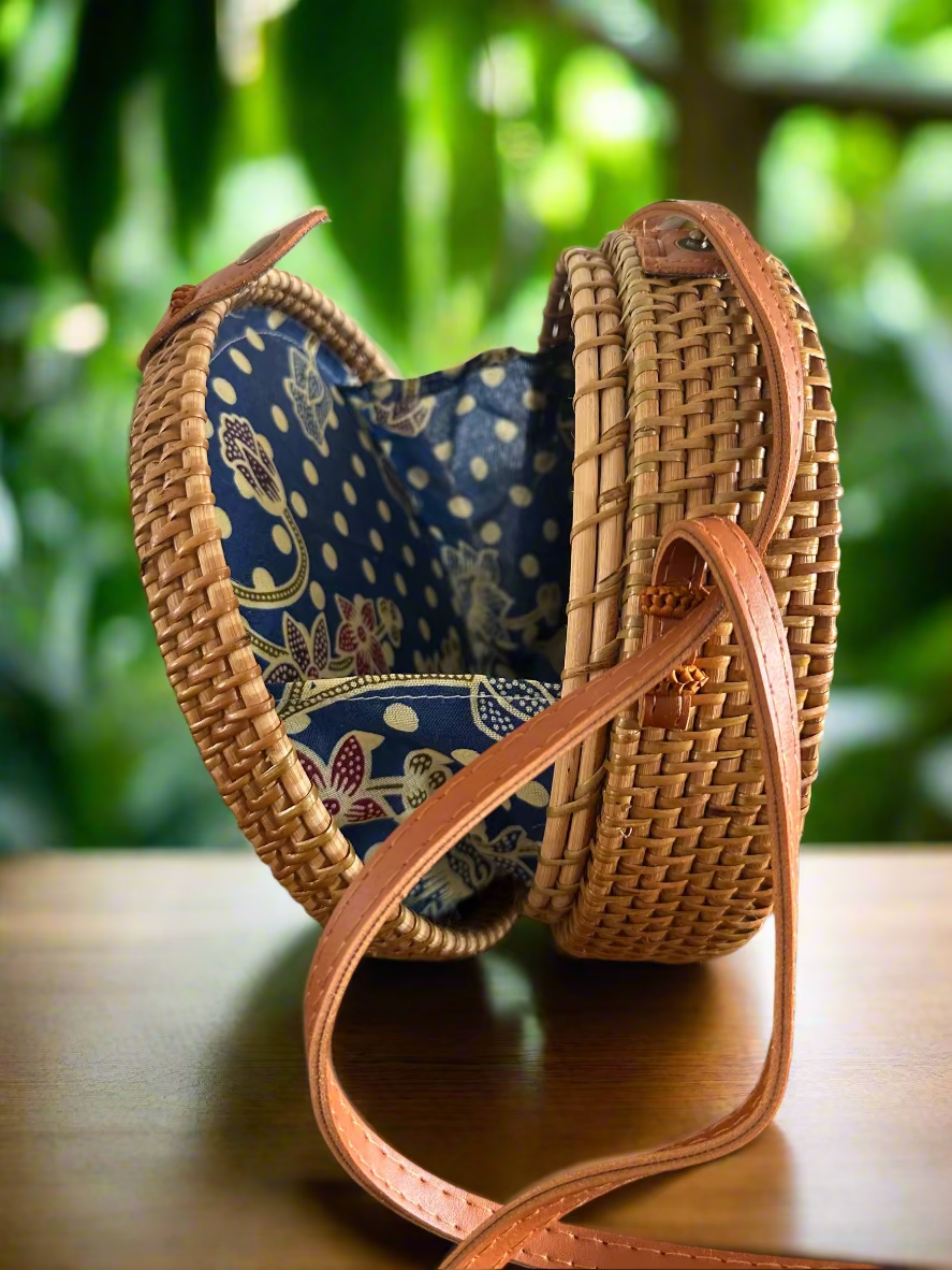 Vela - Boho-Chic Rattan Crossbody