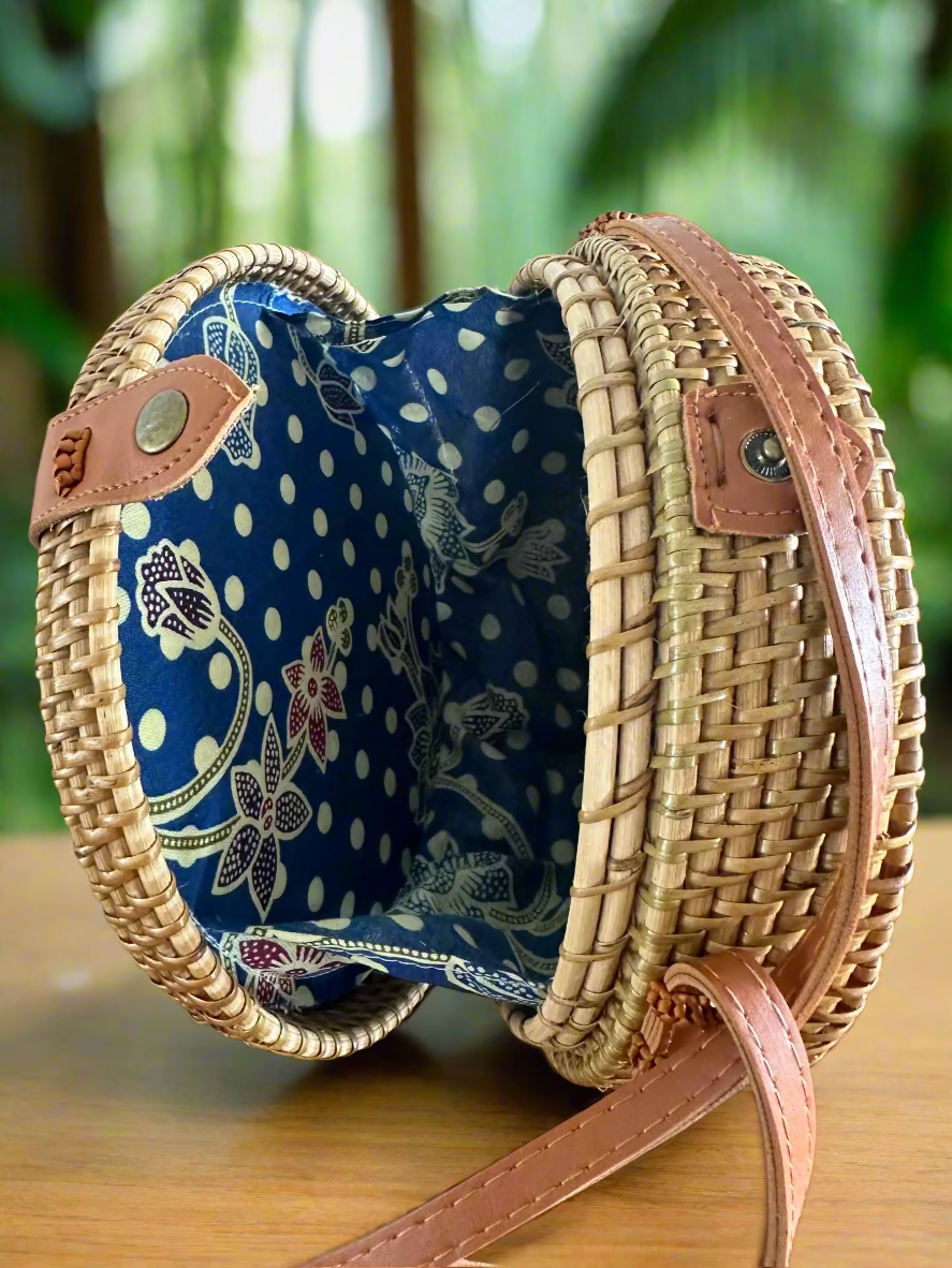 Vela - Boho-Chic Rattan Crossbody
