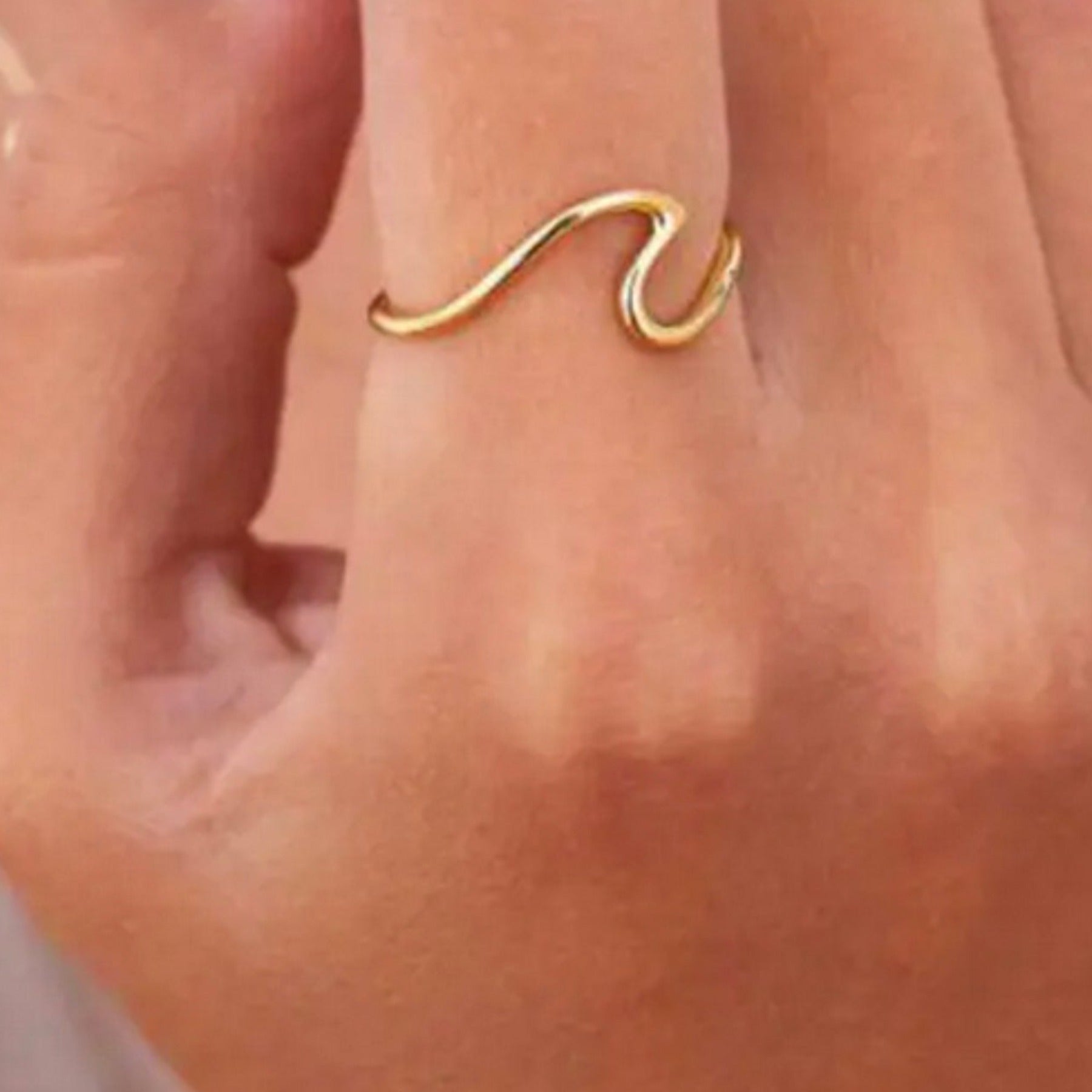 Close up - Koke'e Golden Wave Ring